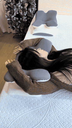HALOVA FLYHUG customer using a cervical support pillow 1