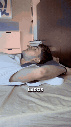 HALOVA FLYHUG customer using a cervical support pillow 2