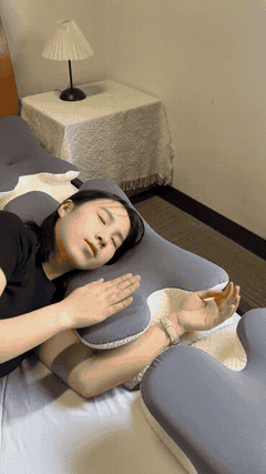 HALOVA FLYHUG customer using a cervical support pillow 3
