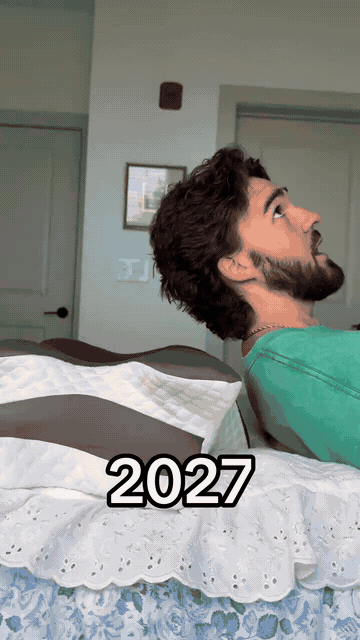 HALOVA FLYHUG cervical support pillow in use