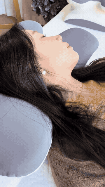 HALOVA FLYHUG cervical support pillow in use