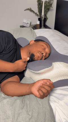 HALOVA FLYHUG customer using a cervical support pillow 4