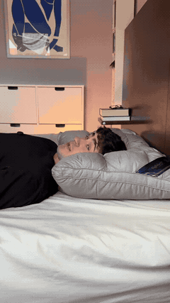 HALOVA FLYHUG customer using a cervical support pillow 5